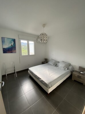 3 slaapkamers, een strijkplank/strijkijzer, wifi, beddengoed
