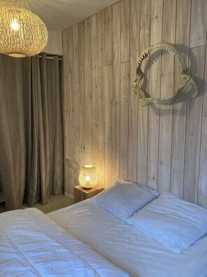 4 chambres, bureau, fer et planche à repasser, lit parapluie