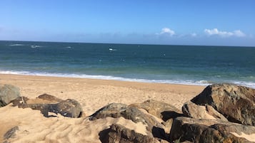 Plage à proximité, chaises longues