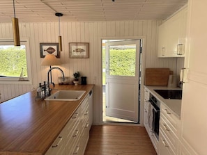 Kylskåp, mikrovågsugn, ugn och spishäll