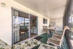 Outdoor dining - Prime Time: A Tropical Paradise on Big Pine Key, Canal Front Duplex, Swift Access to Atlantic & Gulf (Big Pine Key)