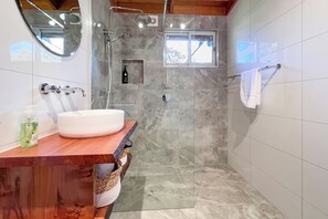 Een douche, een haardroger, handdoeken, zeep