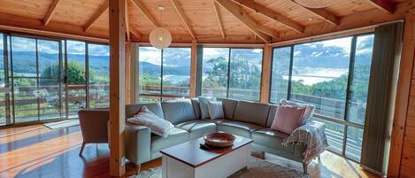 Smart-TV, Kamin, DVD-Player, Bücher