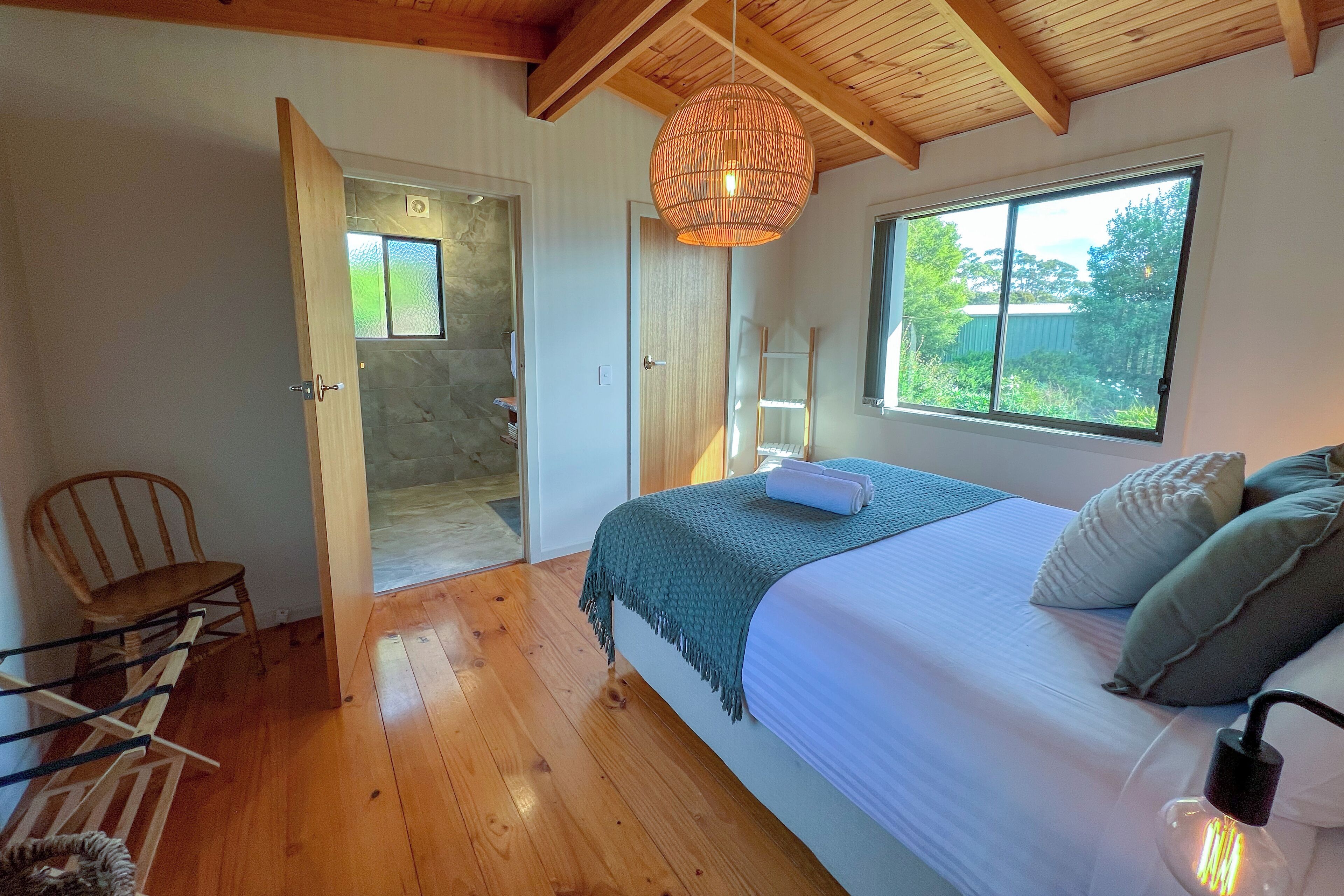 3 chambres, bureau, fer et planche à repasser, lit parapluie