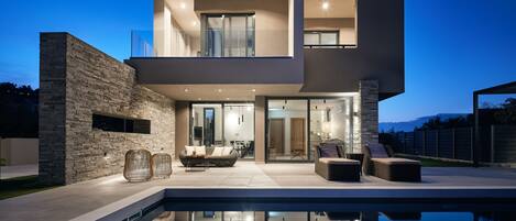 Außenpool, beheizter Pool, Liegestühle