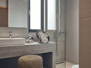 Dusche, Haartrockner, Bademäntel, Hausschuhe