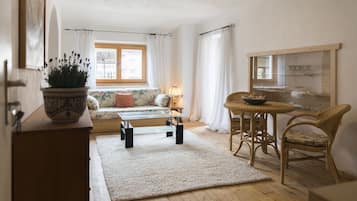 Televisio, pöytätennispöytä, kirjoja