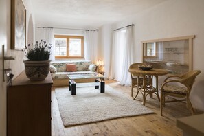 Fernseher, Tischtennisplatte, Bücher