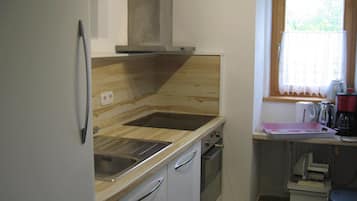 Jääkaappi, uuni, liesi, astianpesukone