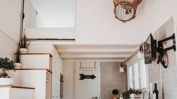 Réfrigérateur, four, plaque de cuisson, cafetiÚre/bouilloire