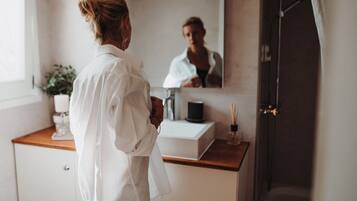 Ensemble douche/baignoire, sĂšche-cheveux, serviettes fournies, savon