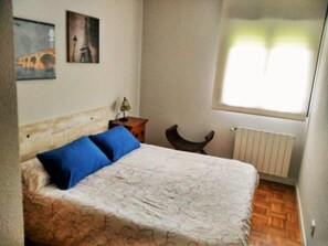 2 عدّة غرف نوم ومكواة/لوح كي وملاءات أسرّة