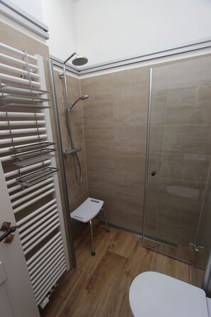 Dusche, Handtücher, Toilettenpapier