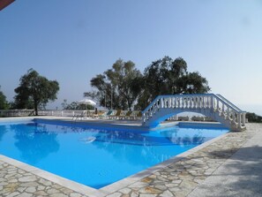 Outdoor pool - Studios ionian view, quiet location with sea view from all studios, large pool! (Korfu)