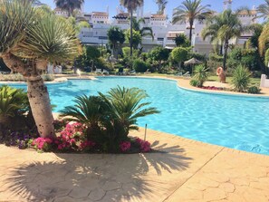 Una piscina al aire libre