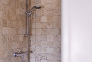 Dusche, Haartrockner, Bidet, HandtĂŒcher