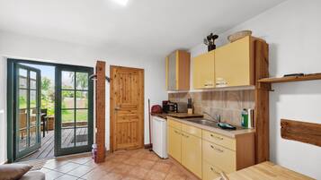 Kühlschrank, Herdplatte, Wasserkocher mit Kaffee-/Teezubehör