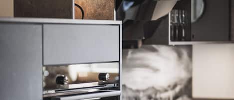 Coffee/tea maker, fridge, microwave, oven