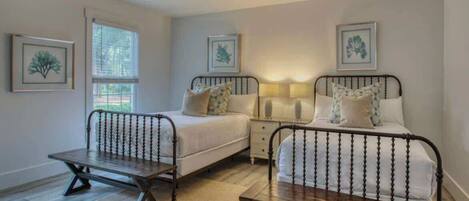 5 chambres, lit parapluie, Wi-Fi, draps fournis