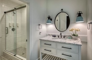 Shower, hair dryer, towels - Sweet Gum Cottage Oceanfront 5BDR with Golf Cart (Daufuskie Island)