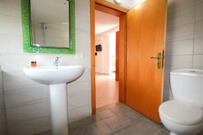 Studio Suite Ekonomi | Kamar mandi | Shower, perlengkapan mandi gratis, handuk, dan sabun