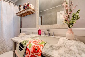 Ensemble douche/baignoire, serviettes fournies, savon, shampoing