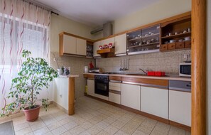 Kühlschrank, Herdplatte, Geschirrspüler