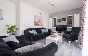 Una televisión, un reproductor estéreo