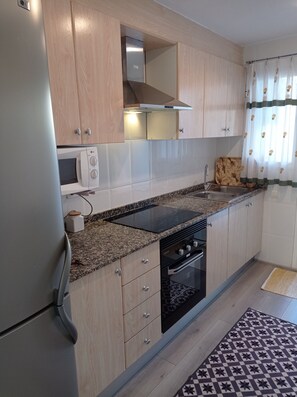 Kjøleskap, mikrobølgeovn, ovn og kaffetrakter/tekoker