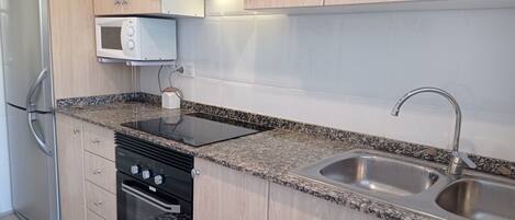 Kühlschrank, Mikrowelle, Ofen, Wasserkocher mit Kaffee-/Teezubehör