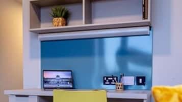 Basic-Einzelzimmer | Schreibtisch, laptopgeeigneter Arbeitsplatz, schallisolierte Zimmer