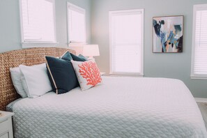3 bedrooms, iron/ironing board, WiFi, bed sheets - Short walk to the Beach,  Fully updated house in popular community neighborhood (Santa Rosa Beach)