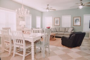 Smart TV - Short walk to the Beach,  Fully updated house in popular community neighborhood (Santa Rosa Beach)