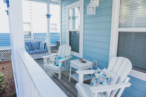 Terrace/patio - Short walk to the Beach, Fully updated house in popular community neighborhood (Santa Rosa Beach)