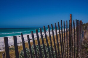 Beach nearby - Short walk to the Beach, Fully updated house in popular community neighborhood (Santa Rosa Beach)