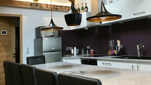 Kaffetrakter/tekoker, kjøleskap, mikrobølgeovn og ovn