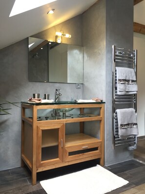 Shower, hair dryer, towels, toilet paper