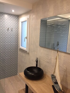 Shower, bidet, towels, soap