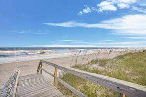 På stranden, solstolar och strandhanddukar
