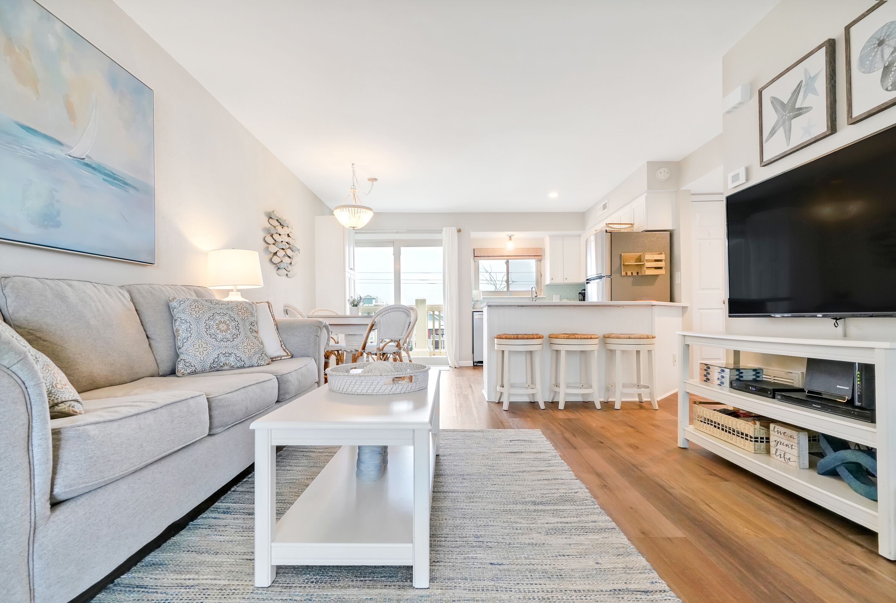 Een moderne woonkamer met een bank, salontafel en tv-meubel.