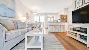 Un salon moderne avec un canapé, une table basse et un meuble pour la télévision.