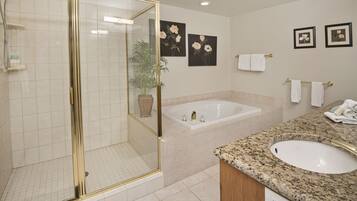 Combined shower/bathtub, jetted bath, hair dryer, towels