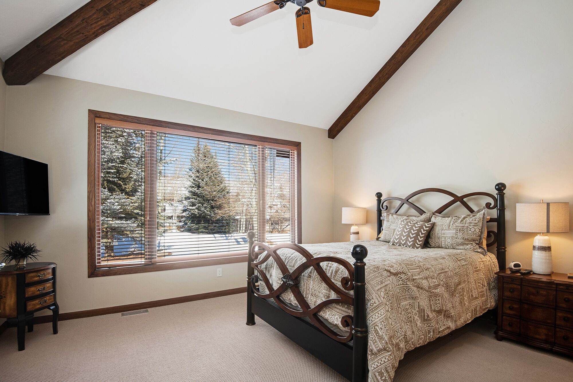 6 bedrooms, iron/ironing board, travel crib, WiFi (free)