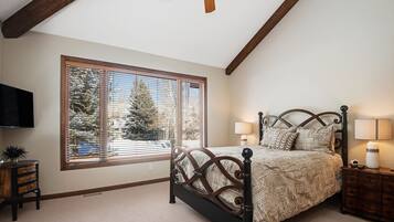 6 bedrooms, iron/ironing board, travel crib, WiFi (free)