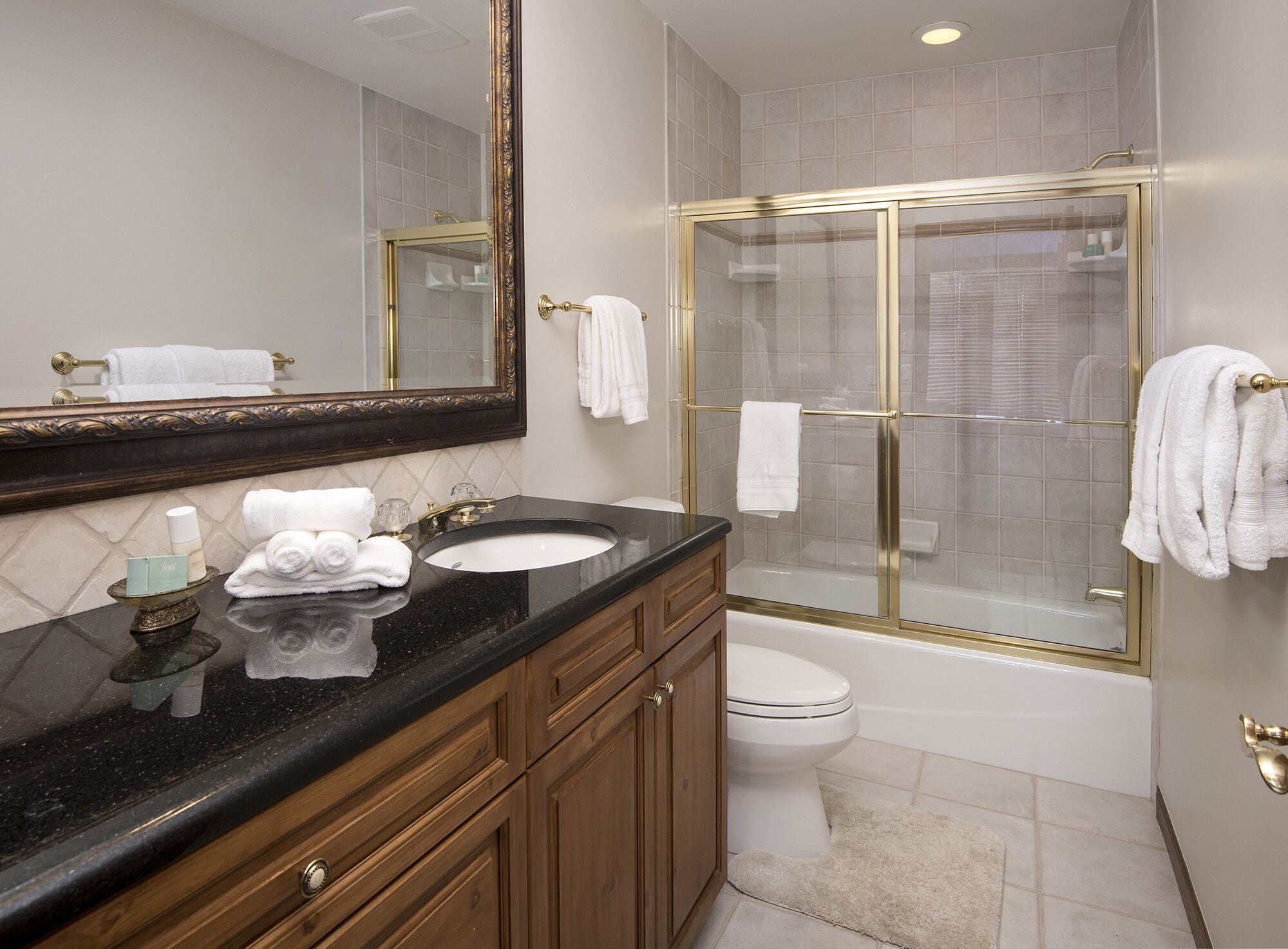 Combined shower/bathtub, jetted bath, hair dryer, towels
