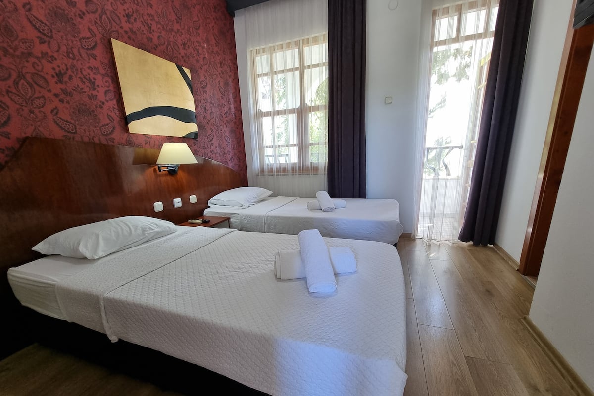Habitación estándar con 2 camas individuales | Escritorio, wifi gratis y ropa de cama