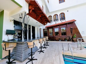 Bar i bassenget