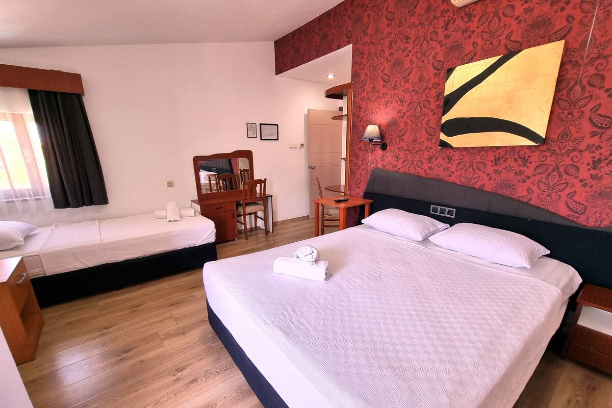 Habitación familiar, varias camas | Escritorio, wifi gratis y ropa de cama