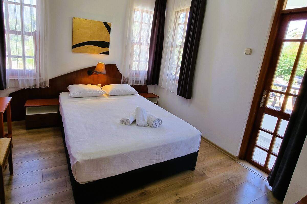 Habitación estándar, 1 cama matrimonial | Escritorio, wifi gratis y ropa de cama