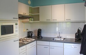 Réfrigérateur, four à micro-ondes, surface de cuisson, lave-vaisselle